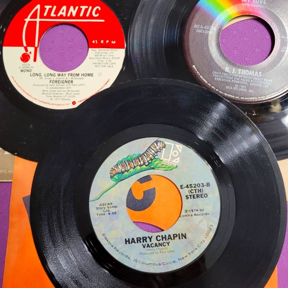 Lot of 4 good condition 45s B.J. Thomas,  Harry Chapin, Foreigner & Pink Floyd!